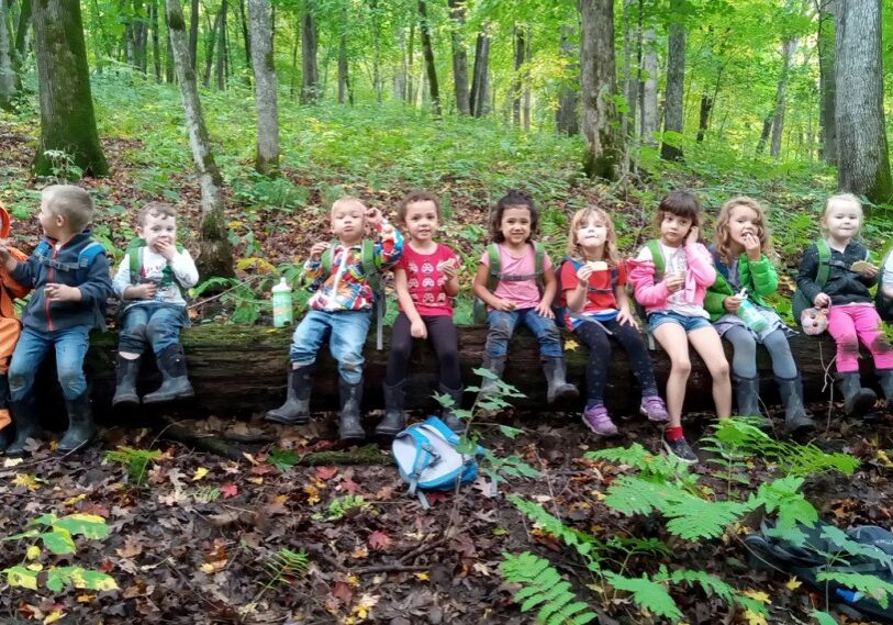 PHOTO 1 Snack Time H <span style="font-size: 14px; color: #6c6b6b; ">Preschoolers pause their morning hike to sit on a log to eat a snack. (Photo by Doruk Evcim)</span>